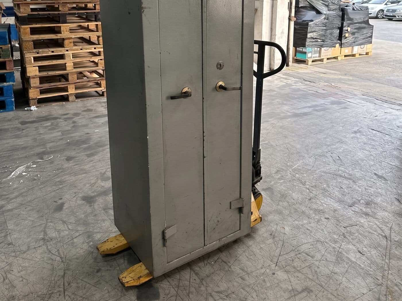Caja de fondo de dos puertas sobre una transpaleta en una bodega