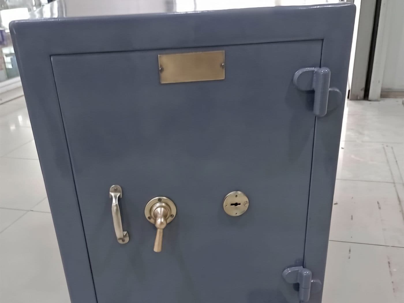 Caja fuerte antigua restaurada sobre una transpaleta, lista para el traslado