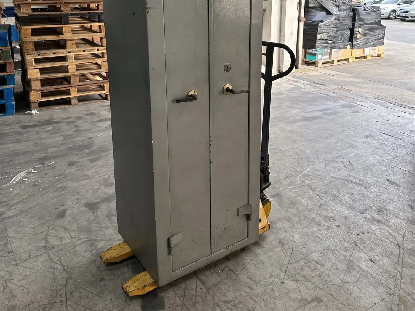 Caja de fondo de dos puertas sobre una transpaleta en una bodega