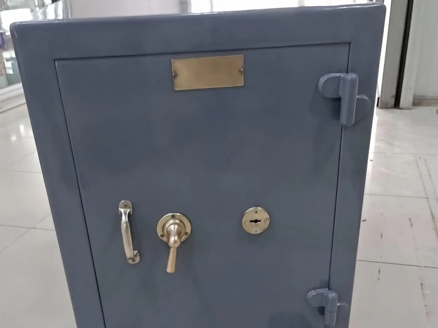 Caja fuerte antigua restaurada sobre una transpaleta, lista para el traslado